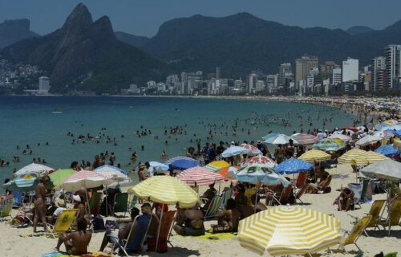 Rio de Janeiro - Em dia de alta temperatura, cariocas e turistas enchem praias da zona sul da cidade. (Tomaz Silva/Agência Brasil)