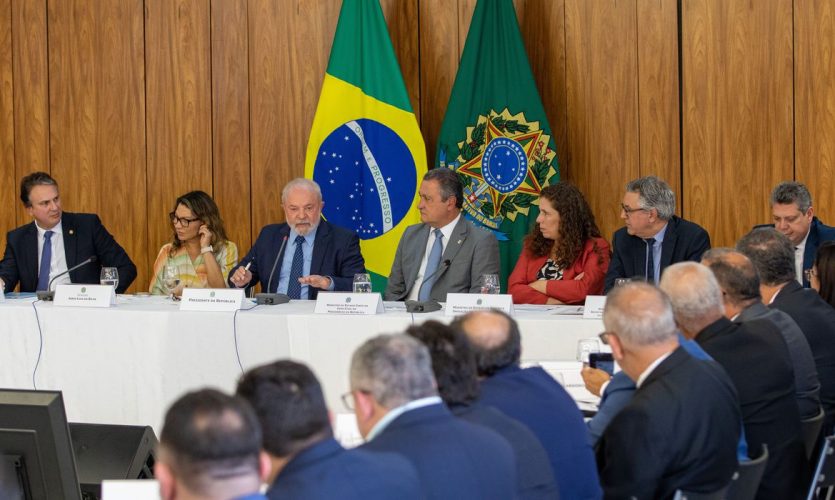 O presidente Lula lança a plataforma Mãos à Obra, voltada para mapear o conjunto de obras que estão paralisadas no país. e anunciou o reajuste nos valores repassados pela União a estados e municípios para garantir qualidade à merenda escolar pelo Programa Nacional de Alimentação Escolar (PNAE).