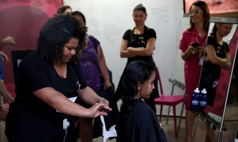 Brasília - O Metrô-DF lança  a campanha solidária Corte e Compartilhe, que incentiva usuários a doarem mechas de cabelo para transformá-las em perucas, doadas a pacientes com câncer de mama (Wilson Dias/Agência Brasil)