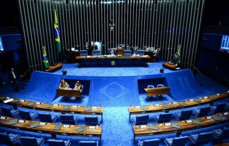 Brasília - Sessão do Plenário com os senadores Paulo Paim PT/RS e José Medeiros PPS/MT (Wilson Dias/Agência Brasil)