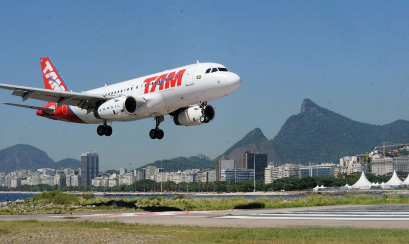 Rio de Janeiro - Pouso e decolagem no aeroporto Santos Dumont.