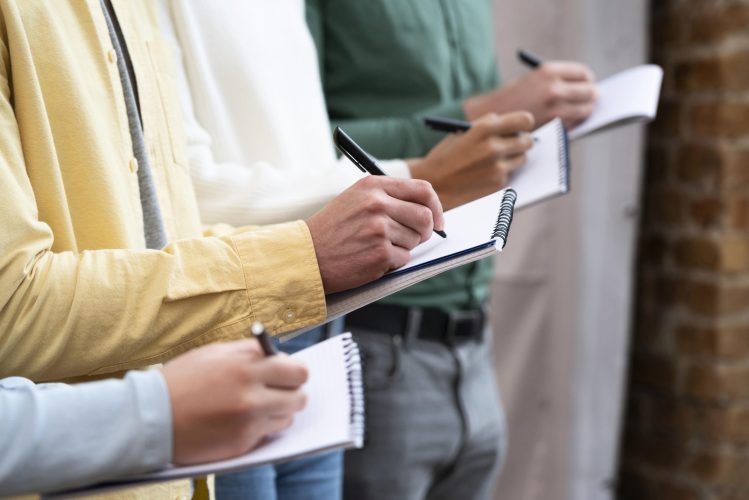 trabalhadores-corporativos-fazendo-brainstorming-juntos