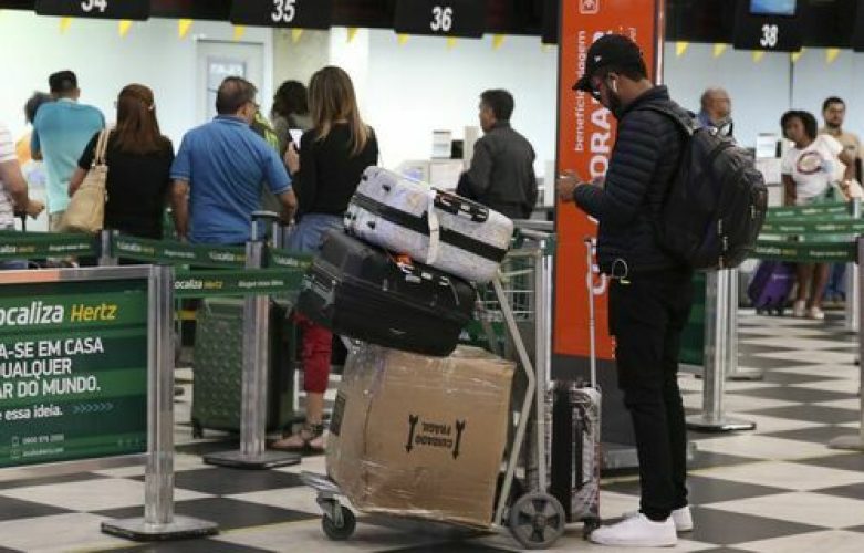 Nova regra relativa ao tamanho da bagagem de mão, que não pode exceder 55 centímetros de altura, 35 de largura e 25 de profundidade, já está em vigor no Aeroporto de Congonhas, em São Paulo.