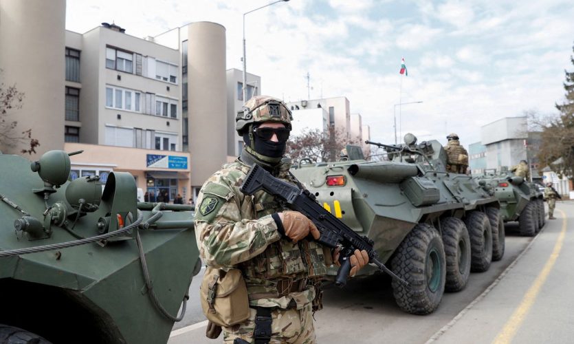 Hungarian army members stand guard as people flee from Ukraine to Hungary, after Russia launched a massive military operation against Ukraine, in Vasarosnameny, Hungary, February 25, 2022. REUTERS/Bernadett Szabo