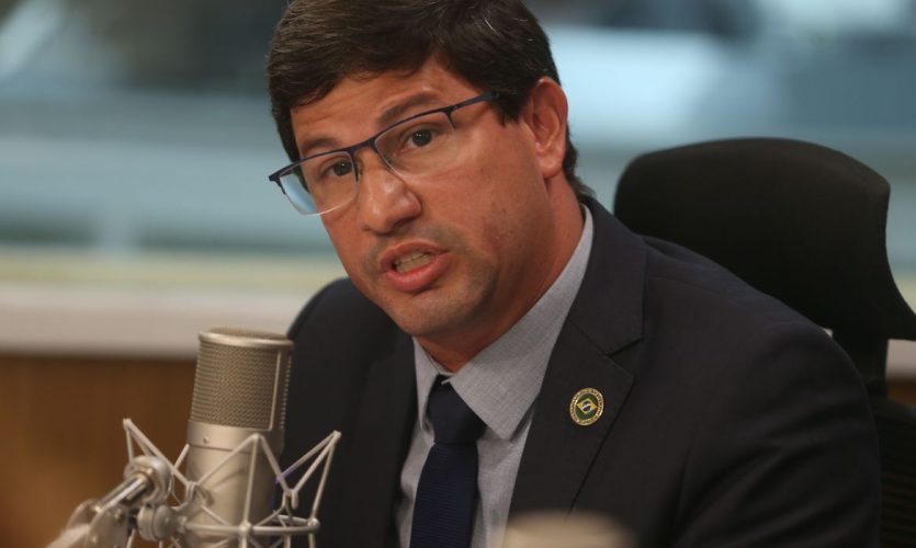 O ministro do Turismo, Carlos Brito, é o entrevistado do programa A Voz do Brasil.