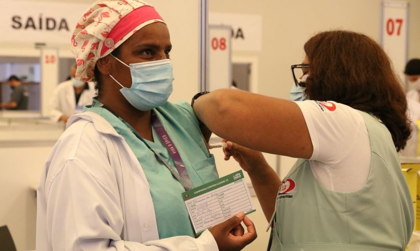 São Paulo - Vacinação contra covid-19 aos profissionais da saúde do Hospital das Clínicas, no Centro de Convenções Rebouças.